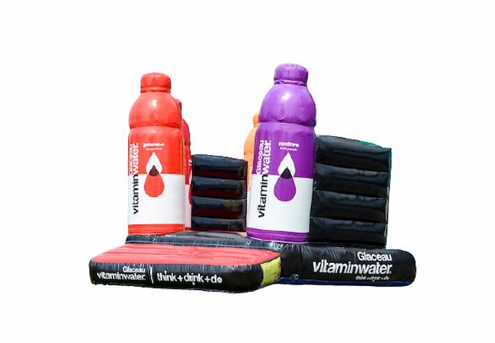 Maatwerk springkussen met vitamine water flessen 3d erop verwerkt